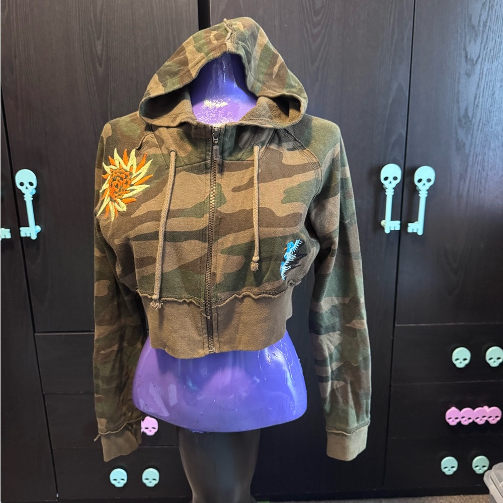 Camo Cropped Hoodie with Embroidered Accents